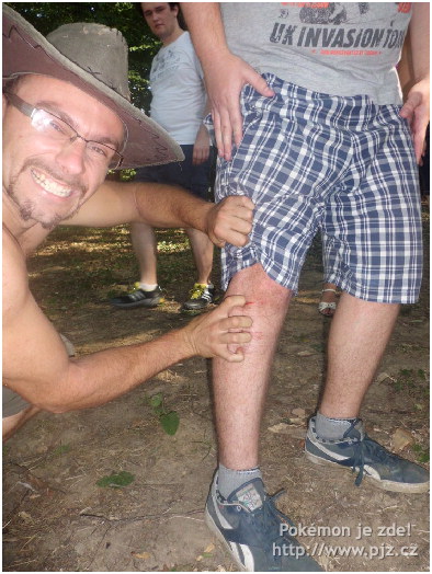 Na fotce jsou: Ian, vzadu Glurak, neznámá noha (majitel nechť se přihlásí!)